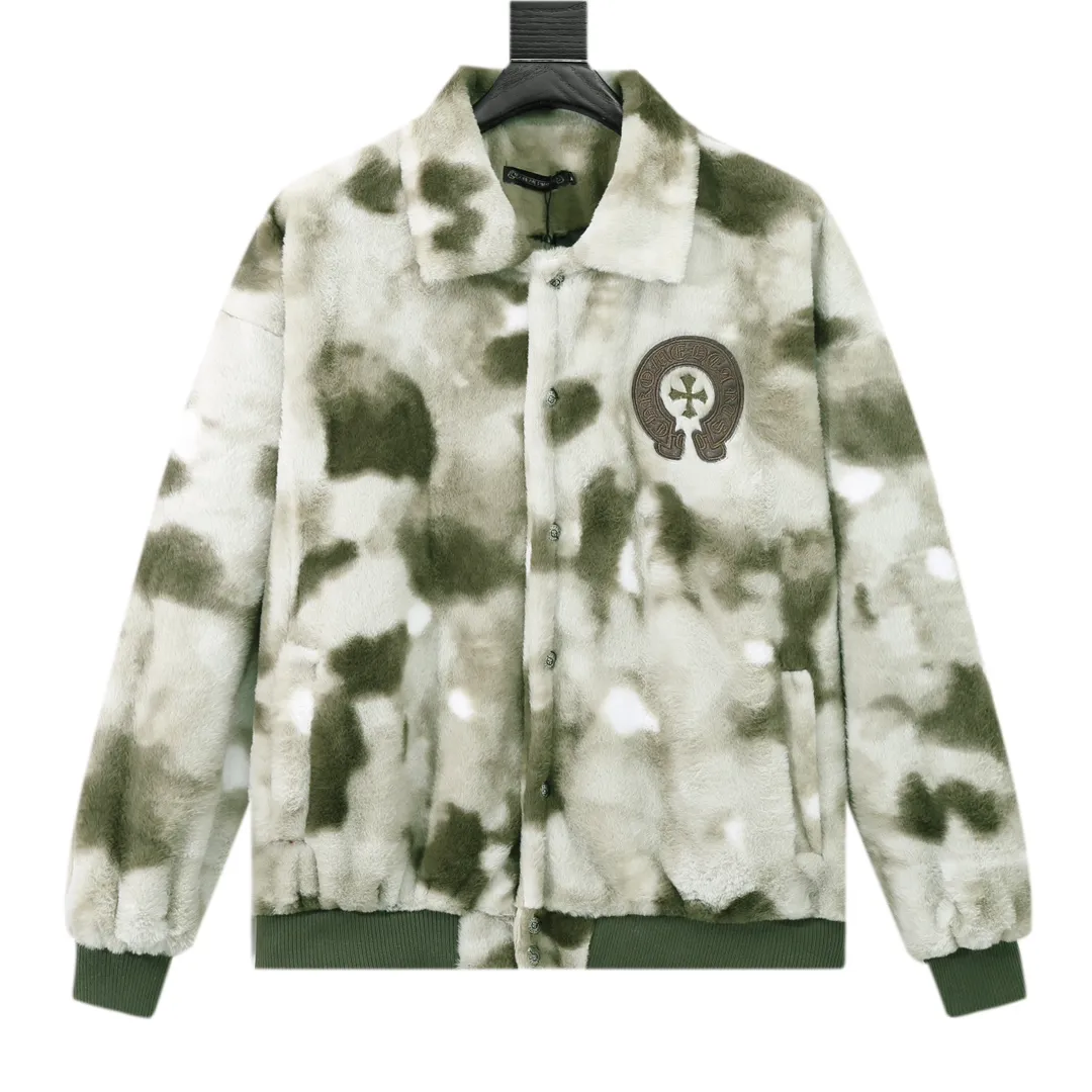 P370 Model No. Y619 Chromehearts/Chrome Hearts Embroidered Letters Camouflage Lamb Wool Spliced ​​Baseball Jacket Channel Boutique The most popular baseball jacket among fashionable men and fashionable women. There are versions at all levels of the market (you must compare the details). The most powerful quality control has been producing and researching baseball uniforms for 7 years. The details are exquisite. With it, you are the most beautiful boy in the world. The paint-coated full-face four-button buckle (button with LOGO), the average weight of the fabric is nearly 900 grams, and it is made of wool + eyeliner blended, custom-woven and dyed wool with high color fastness. The lining is made of silky and delicate cupro fiber! The texture is thick, the color is more uniform and beautiful, and the sharp edges and corners are full of three-dimensionality, showing laziness, casualness, and youthful vitality! size：M-XXL